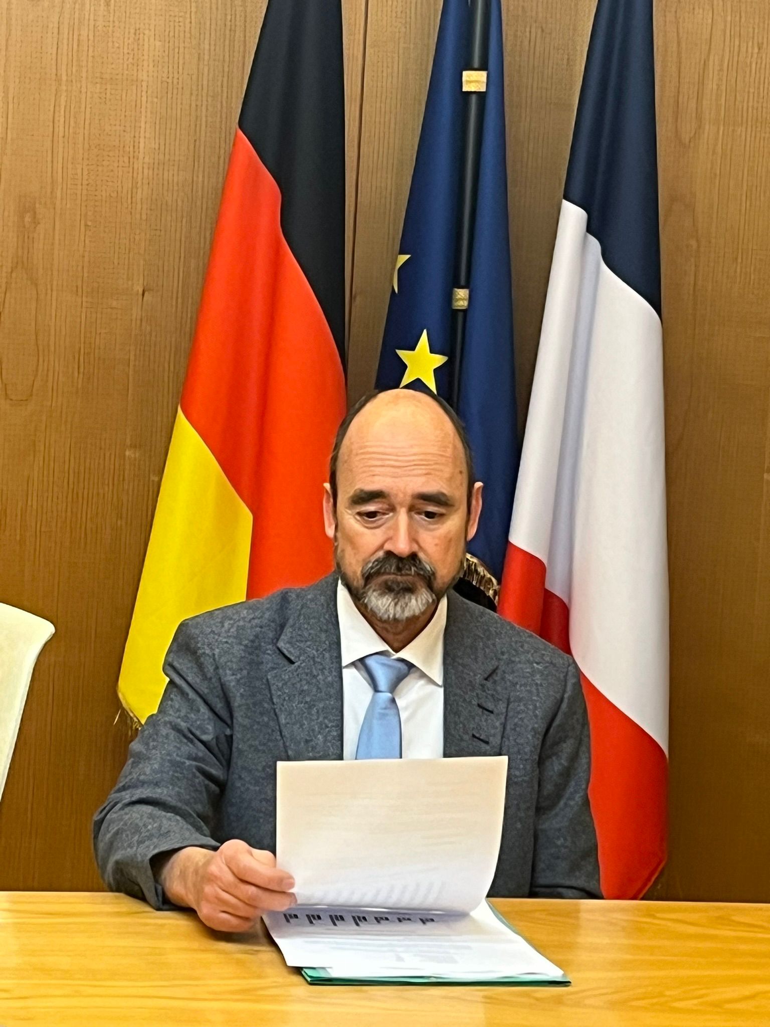 Stephan Maigné présidant le conseil consulaire